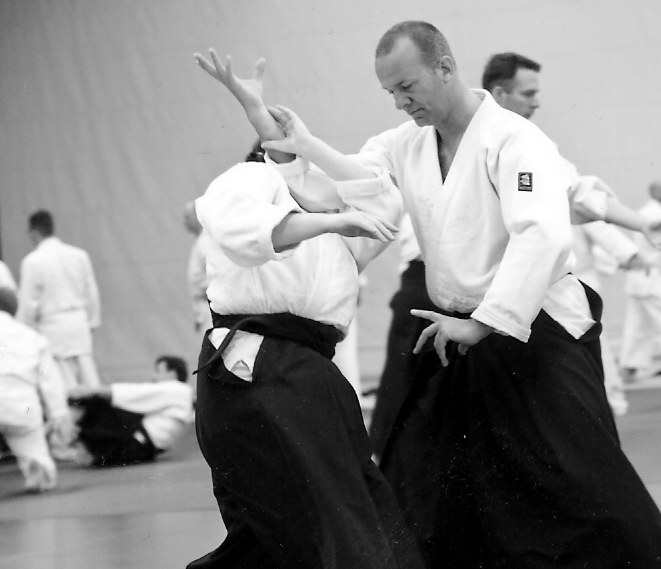 Richard voert een aikido-techniek uit met een partner